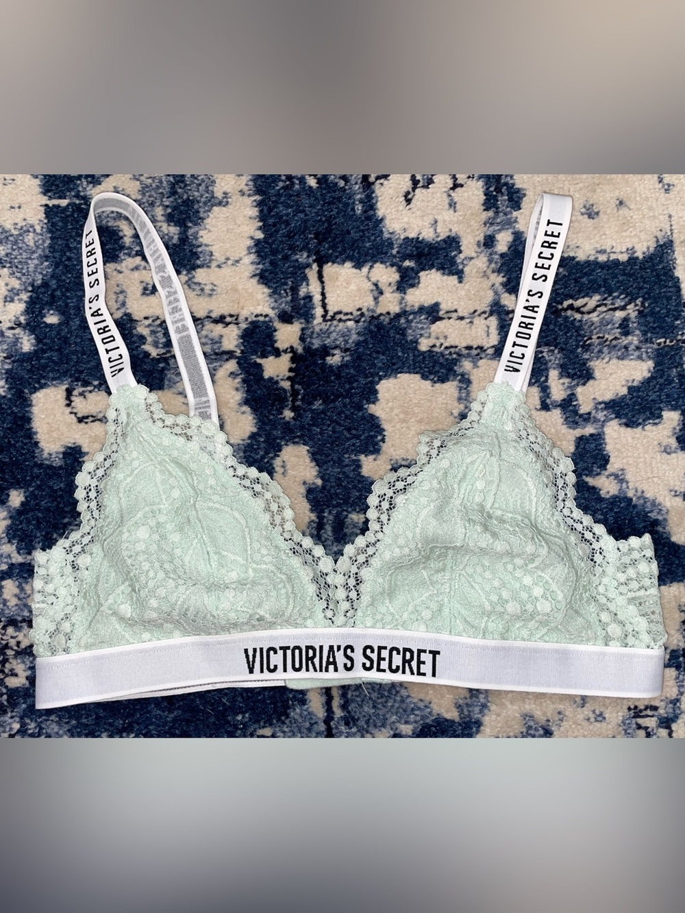 Like new Y2K Victoria's Secret Lace Bralette in Mint Green. Size M.